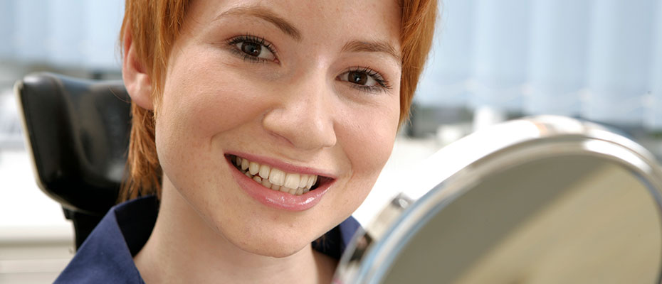 Schöne Zähne Erding: Keramikkronen, Bleaching, Veneers, Aligner